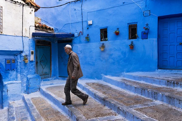 Fas Chefchaouen kasaba bir sokakta yürüyen adam. — Stok fotoğraf