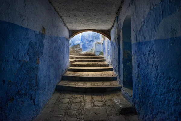 Tunnel dans une rue de la ville de Chefchaouen, au Maroc — Photo