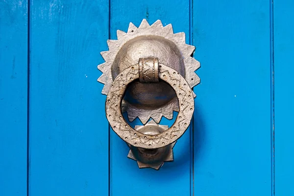 Cerradura de puerta en una puerta pintada de azul . — Foto de Stock