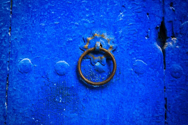 Puerta de madera vieja en la ciudad de Chefchaouen, en Marruecos — Foto de Stock