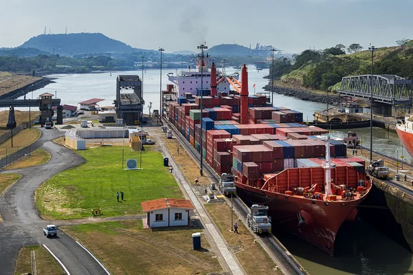 Panama Kanalı kargo gemisiyle — Stok fotoğraf