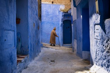 Eski Fas Chefchaouen kasaba bir sokakta yürüyen adam.