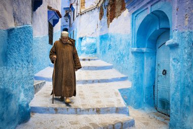 Eski Fas Chefchaouen kasaba bir sokakta yürüyen adam.