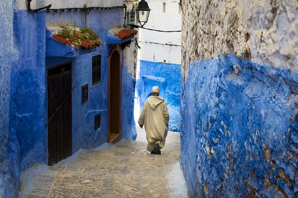 Людина ходьби вулиці міста Chefchaouen в Марокко. — стокове фото