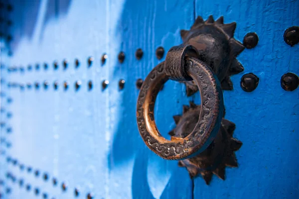 Porta nella città di Chefchaouen, in Marocco — Foto Stock