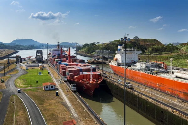 Statki wpływające do bramy Miraflores w Canal Panama, Panama. — Zdjęcie stockowe