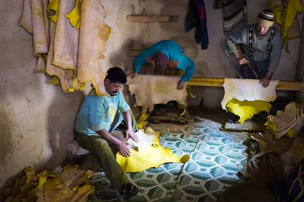 Mężczyzna pracujący w tannerie w mieście Fez, w Maroko. — Zdjęcie stockowe