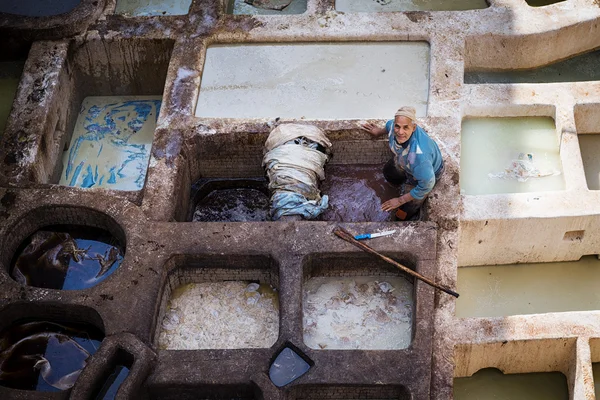 Mężczyzna pracujący w garbarni w mieście Fez, w Maroko. — Zdjęcie stockowe