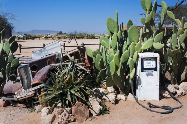 Verlassene Zapfsäule und altes Auto in Solitär, Namibia — Stockfoto