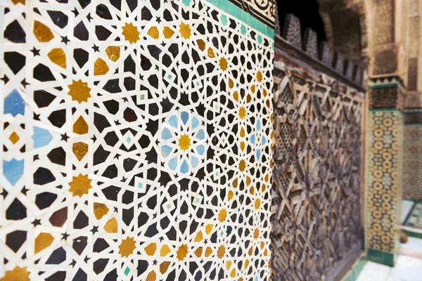 壁でフェズ、モロッコに、イナニア マドラサのタイルで飾られて — ストック写真
