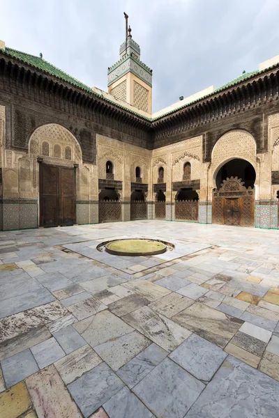 Внутрішньому дворику в медресе бу Inania, у місті Fès, Марокко — стокове фото