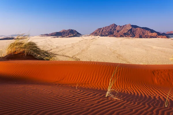 红色的沙丘和山在纳米比亚，非洲 — 图库照片