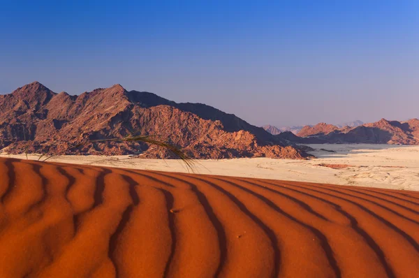 Duna vermelha e montanhas em África — Fotografia de Stock