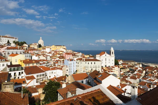 View van de Alfama wijk in Lissabon, Portugal van de Portas do Sol gezichtspunt — Stockfoto