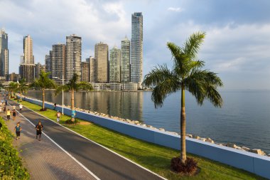 Bir kaldırım koşu insanlar Panama Panama City Financial District yakınındaki