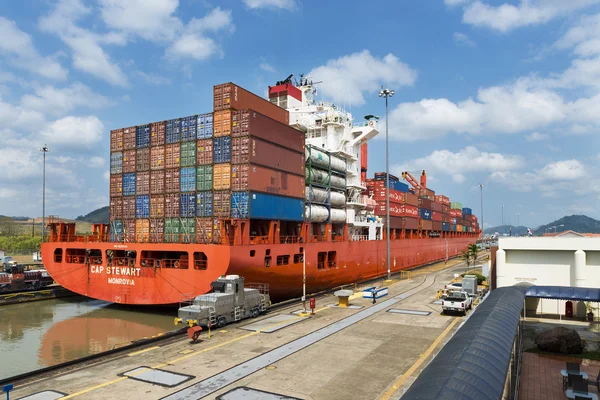 Вантажне судно в Мірафлорес замки в Панамський канал в Панамі — стокове фото