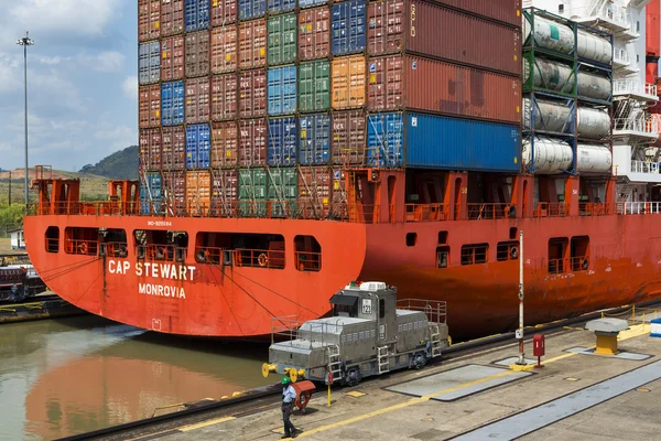 一艘货轮在拉弗洛雷斯锁定在巴拿马运河，巴拿马的细节 — 图库照片