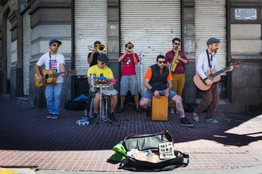 Sokak müzisyenleri San Telmo mahalle içinde şehir Buenos Aires, Arjantin bir sokakta oynarken