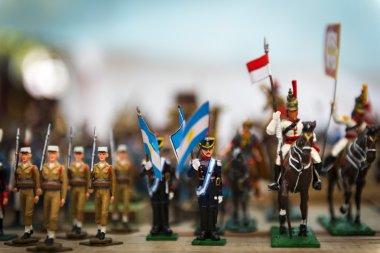 Buenos Aires San Telmo Mahallesi'nde bir sokak pazarında oyuncak askerler