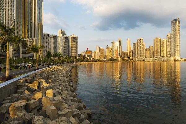 A pénzügyi negyed és a tenger, Panama City, Panama, naplementekor. — Stock Fotó