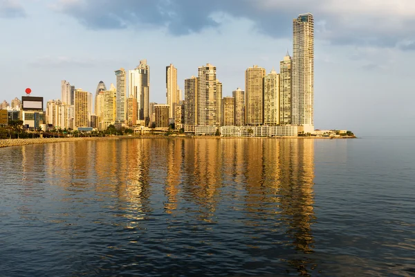 Weergave van de financiële wijk en de zee in Panama City, Panama. — Stockfoto