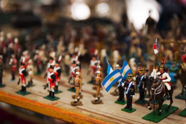 Buenos Aires San Telmo Mahallesi'nde bir sokak pazarında oyuncak askerler