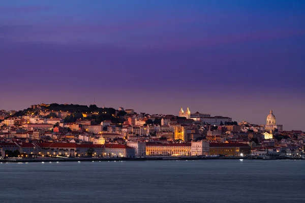 Lizbon Şehir Merkezinin Portekiz Alacakaranlıkta Gökyüzünün Panoramik Görüntüsü — Stok fotoğraf