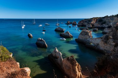 Portimao, Portekiz - 18 Ağustos 2020: Alemao Sahili yakınlarındaki Ponta Joao de Arens 'teki kayaların görüntüsü (Praia do Alemao), Portekiz' in Algarve şehrinde bir yaz günü