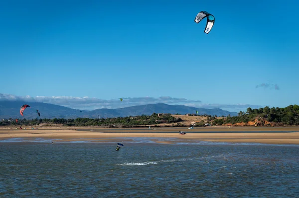 Alvor Portugalsko Srpna 2020 Draci Surfují Ústí Řeky Alvor Města — Stock fotografie