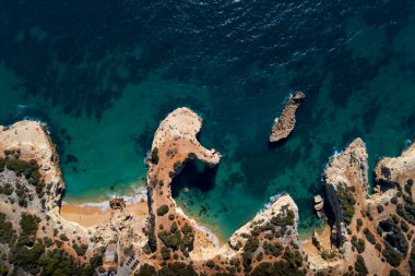 Lagoa, Algarve, Portekiz 'deki güzel Arnavutdeira Sahili' nin (Praia da Albandeira) hava manzarası