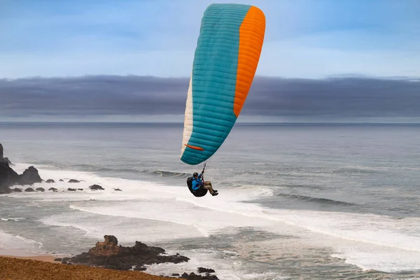 Vila Bispo Portugalsko Února 2020 Paraglidista Přelétající Nad Malebnými Útesy — Stock fotografie