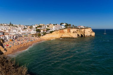 Praia do Carvoeiro, Portekiz - 20 Ağustos 2020: Portekiz 'in Algarve şehrinde bir yaz günü Carvoeiro Sahili manzarası