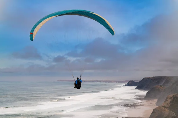 Vila Bispo Portugalsko Února 2020 Paraglidista Letící Nad Malebnými Útesy — Stock fotografie