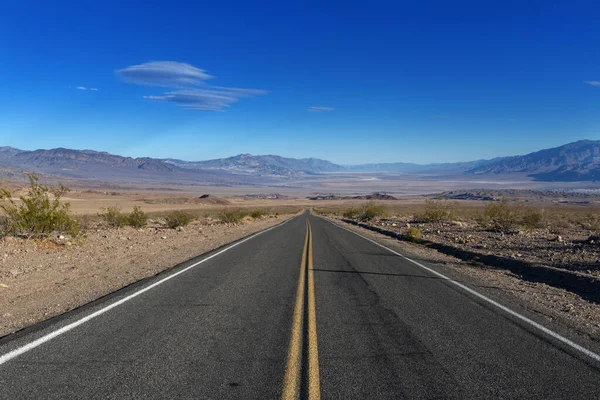 Vista Uma Estrada Vazia Que Leva Vale Morte Califórnia Eua — Fotografia de Stock