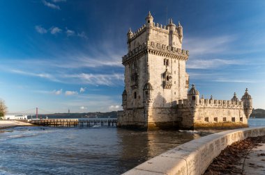 Portekiz 'in Lizbon şehrindeki Tagus Nehri (Rio Tejo) yakınlarındaki ikonik Belem Kulesi