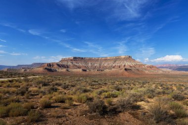 Utah, ABD 'deki Zion Ulusal Parkı yakınlarındaki kaya oluşumları ve dağların görüntüsü
