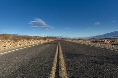 Kaliforniya 'daki Ölüm Vadisi' ne giden boş bir yol manzarası..