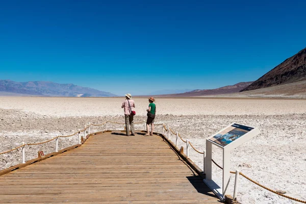 Death Valley California Julio 2014 Dos Turistas Mirando Cuenca Badwater — Foto de Stock