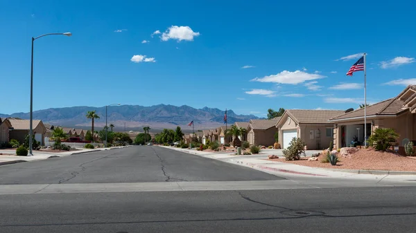 Rząd Niedawno Wybudowanych Domów Sąsiedztwie Stanie Nevada Usa Góry Tle — Zdjęcie stockowe