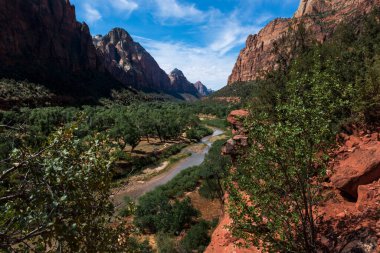 ABD 'nin Utah eyaletindeki Zion Ulusal Parkı' ndaki bakir nehir ve kanyonun güzel manzarası.