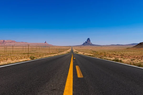 Widok Autostradę Usa 163 Prowadzącą Monument Valley Piaskowcowych Bułków Tle — Zdjęcie stockowe