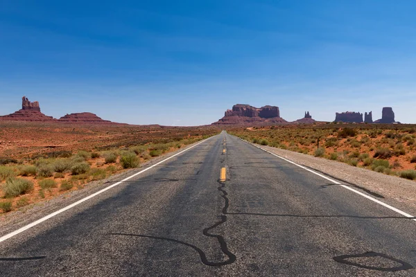 背景に砂岩の帯を持つ記念碑谷につながるTa道路の風景ビュー 米国での旅行や道路の旅のための概念 — ストック写真