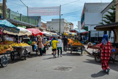 Casablanca, Fas - 16 Nisan 2016: Kazablanka kentinin dışındaki bir yerleşim bölgesinde sokak pazarındaki insanlar.