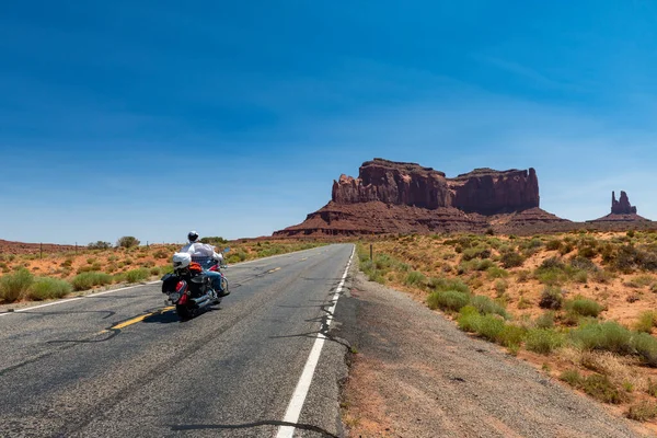 Utah Usa July 2014 Biker Riding Road Heading Monument Valley — Zdjęcie stockowe