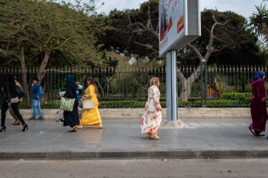 Casablanca, Fas - 16 Nisan 2016: Kazablanka şehrinde sokak sahnesi, kaldırımda yürüyen insanlar.