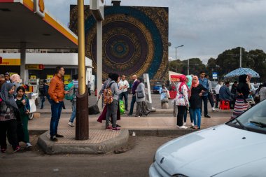 Casablanca, Fas - 16 Nisan 2016: Kazablanka şehrinde sokak sahnesi, kaldırımda yürüyen insanlar.