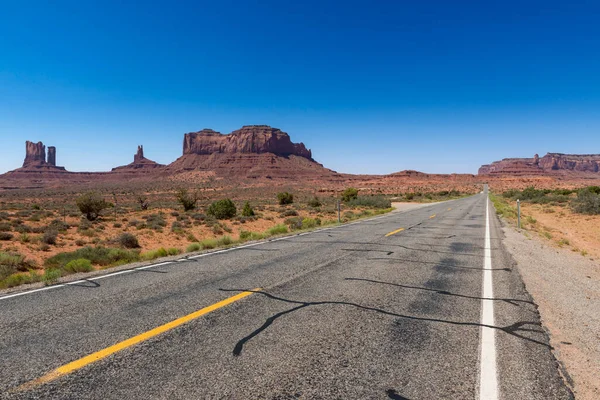 前景に砂岩の格子と道路で記念碑の谷の風景ビュー 米国での旅行や道路の旅のための概念 — ストック写真