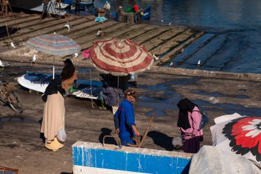 Essaouira, Fas - 15 Nisan 2016: İnsanlar Fas 'ın Atlantik kıyısındaki Essaouira kentindeki bir sokak pazarından balık satın alıyorlar.