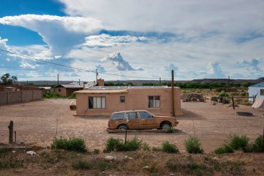 Santa Fe, New Mexico - 14 Temmuz 2014: ABD 'nin New Mexico eyaletinde Santa Fe şehrinin dışında geleneksel bir kerpiç evi.