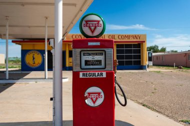 Tucumcari, New Mexico - 9 Temmuz 2014: Tucumcari, New Mexico 'daki tarihi ABD rotası 66 boyunca bir benzin istasyonunda eski bir Conoco benzin pompası.